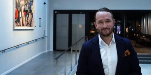 At Six rekryterar nytt ansikte