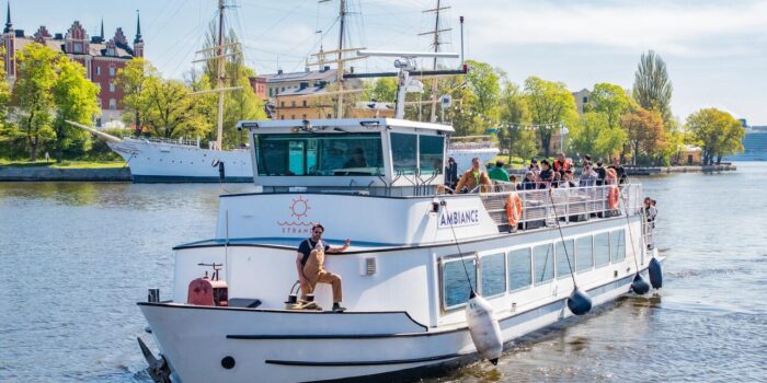 M/S Ambiance, en stilren och modern partybåt i Stockholm med rymlig interiör och panoramautsikt.
