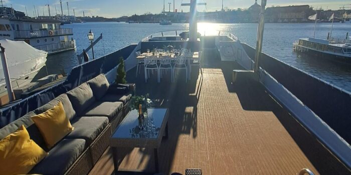 M/Y Charm, en exklusiv och intim båt i Stockholm för privata fester och mindre tillställningar.