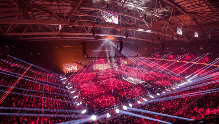 Där scenljuset möter hotellnatten: Strawberry växlar upp för Melodifestivalturnén
