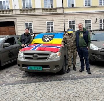 Eventprofilen körde hjälpsändning till Ukraina – överlämnade fordon till frontnära enhet
