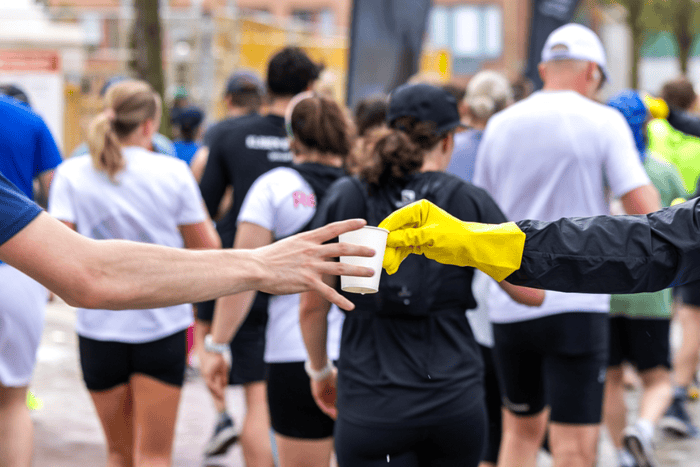 Göteborgsvarvet skrotar plastmuggarna – satsar på 900 000 plastfria muggar 2026