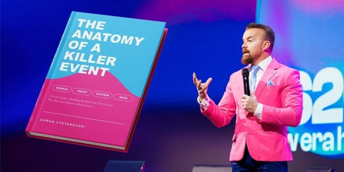 Goran Cvetanovski på scen bredvid boken The Anatomy of a Killer Event – om event som består