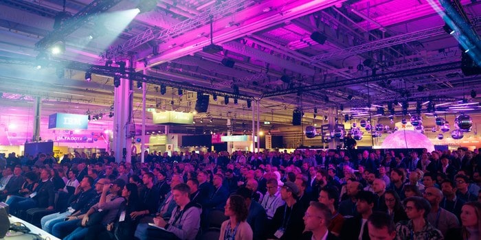 Fullsatt publik framför huvudscenen på Data Innovation Summit 2026 – event som består