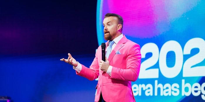 Goran Cvetanovski talar på huvudscenen under Data Innovation Summit 2026