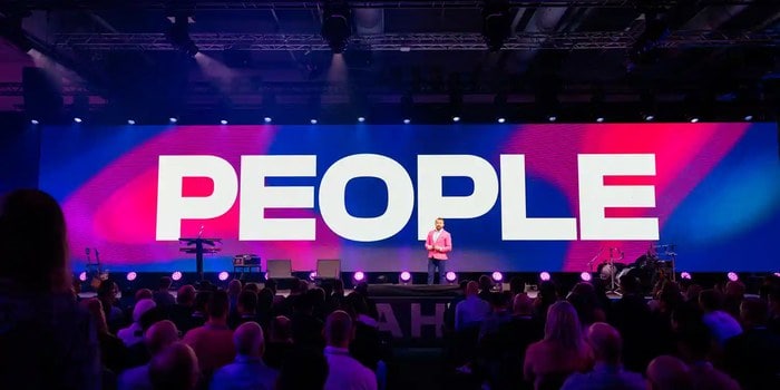 Goran Cvetanovski på scen framför skärmen People på Data Innovation Summit