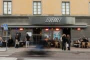 Elverket har öppnat i Stockholm – en immersiv scen där gästerna kliver rakt in i berättelsen