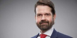 Peter Scott startar eget och tar nytt uppdrag